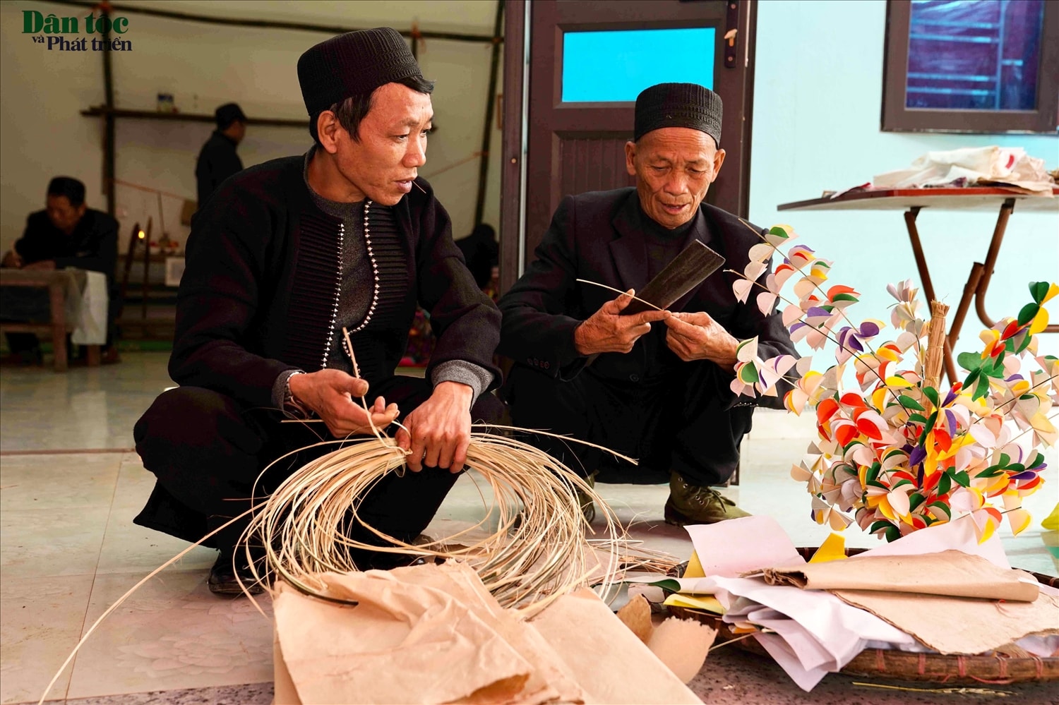 Tranh thờ, sớ, văn tự đều được thể hiện bằng chữ nôm Dao và trên chất liệu giấy dó truyền thống