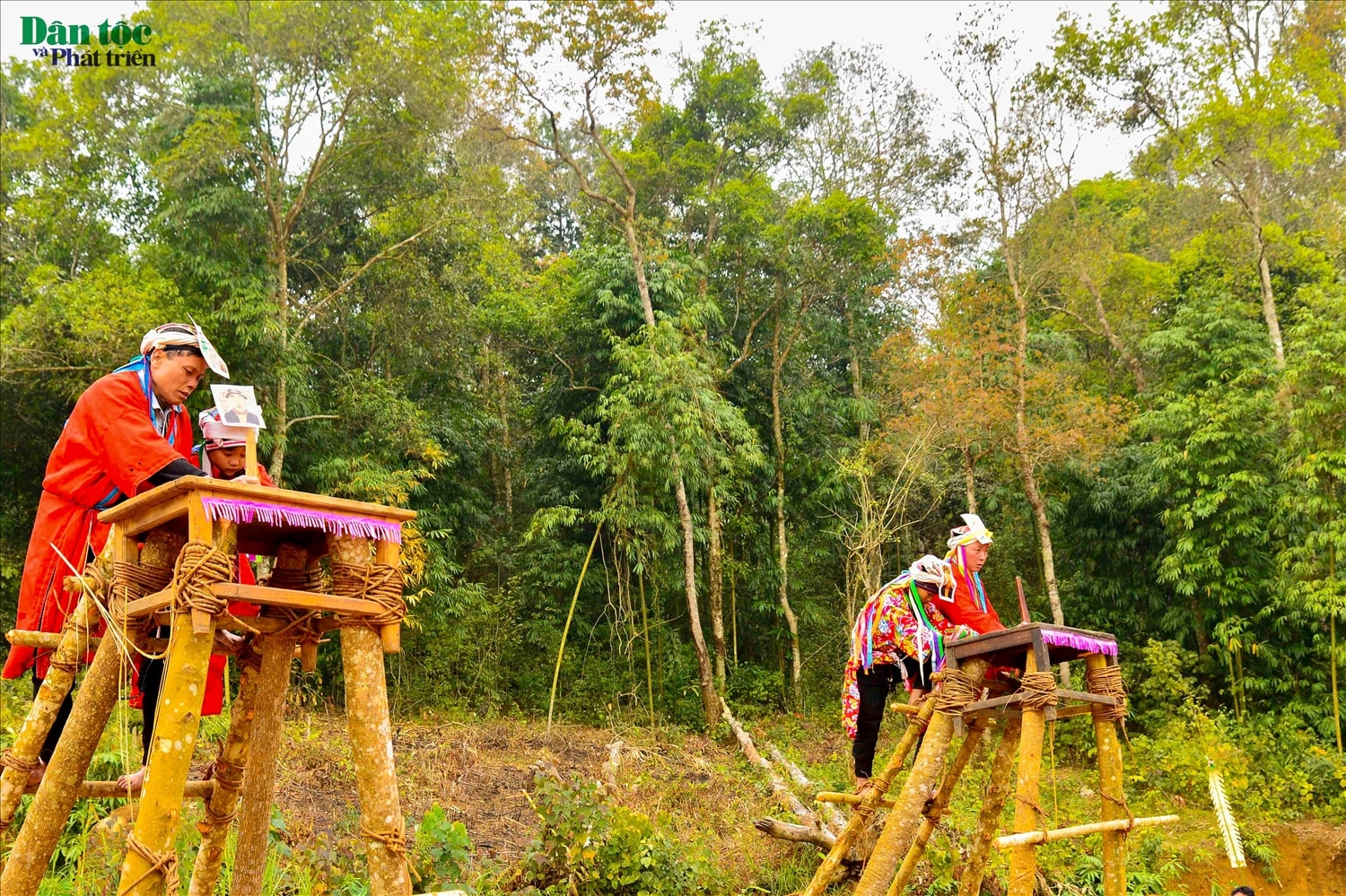 Thầy cúng chính (thầy cả) làm lễ, các thầy phụ (thầy con) lên ngũ đài xin phép thần linh, trước khi rước người được thụ lễ lên đài