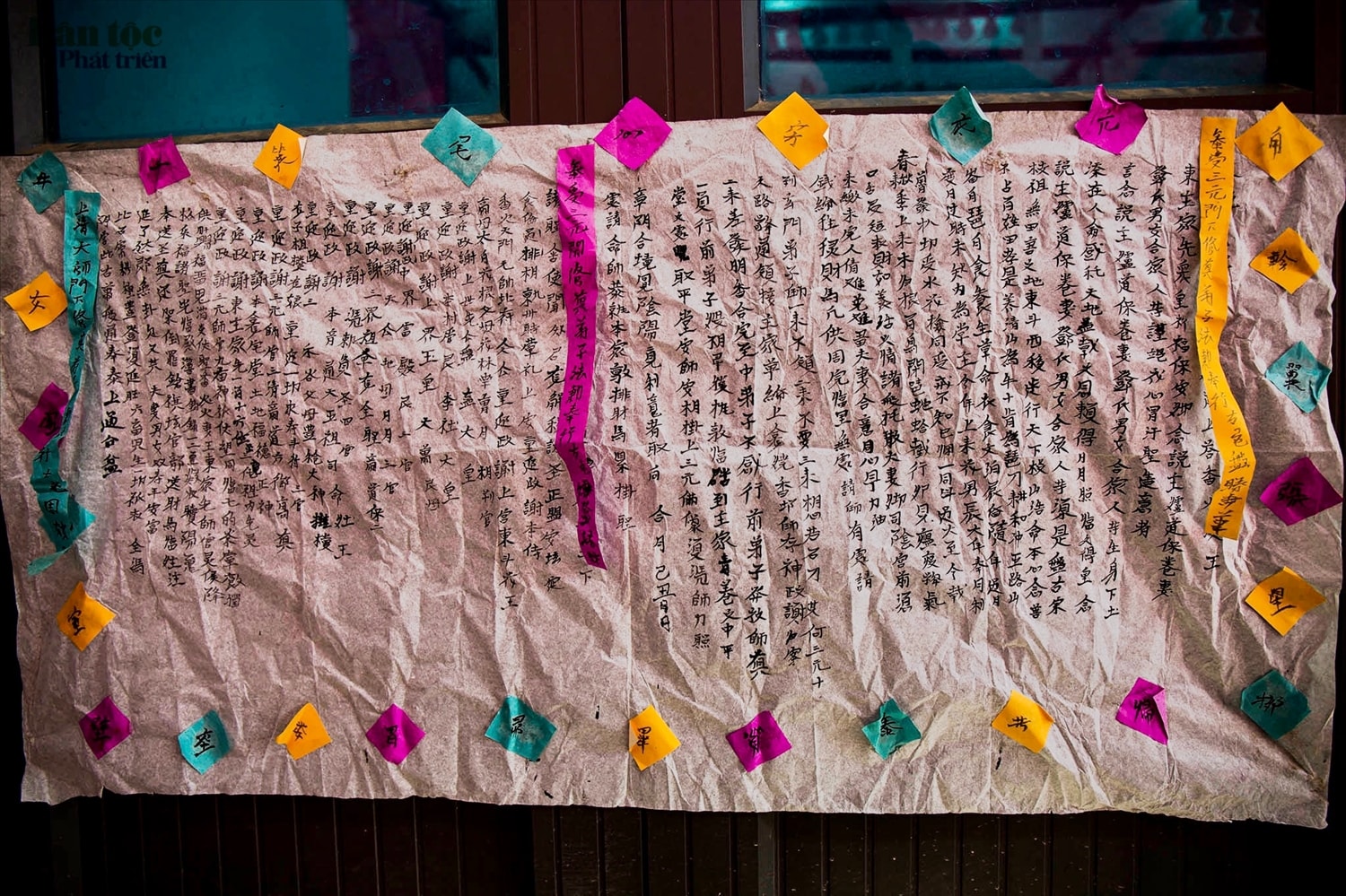 Tranh thờ, sớ, văn tự đều được thể hiện bằng chữ nôm Dao và trên chất liệu giấy dó truyền thống