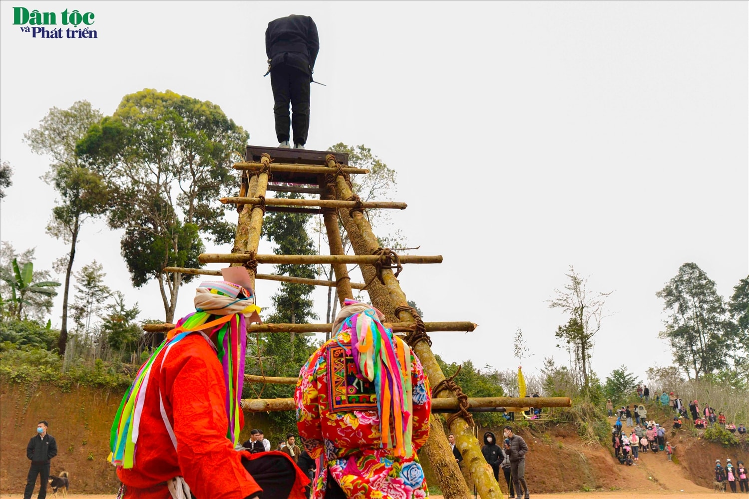 Thầy cúng chính (thầy cả) làm lễ, các thầy phụ (thầy con) lên ngũ đài xin phép thần linh, trước khi rước người được thụ lễ lên đài