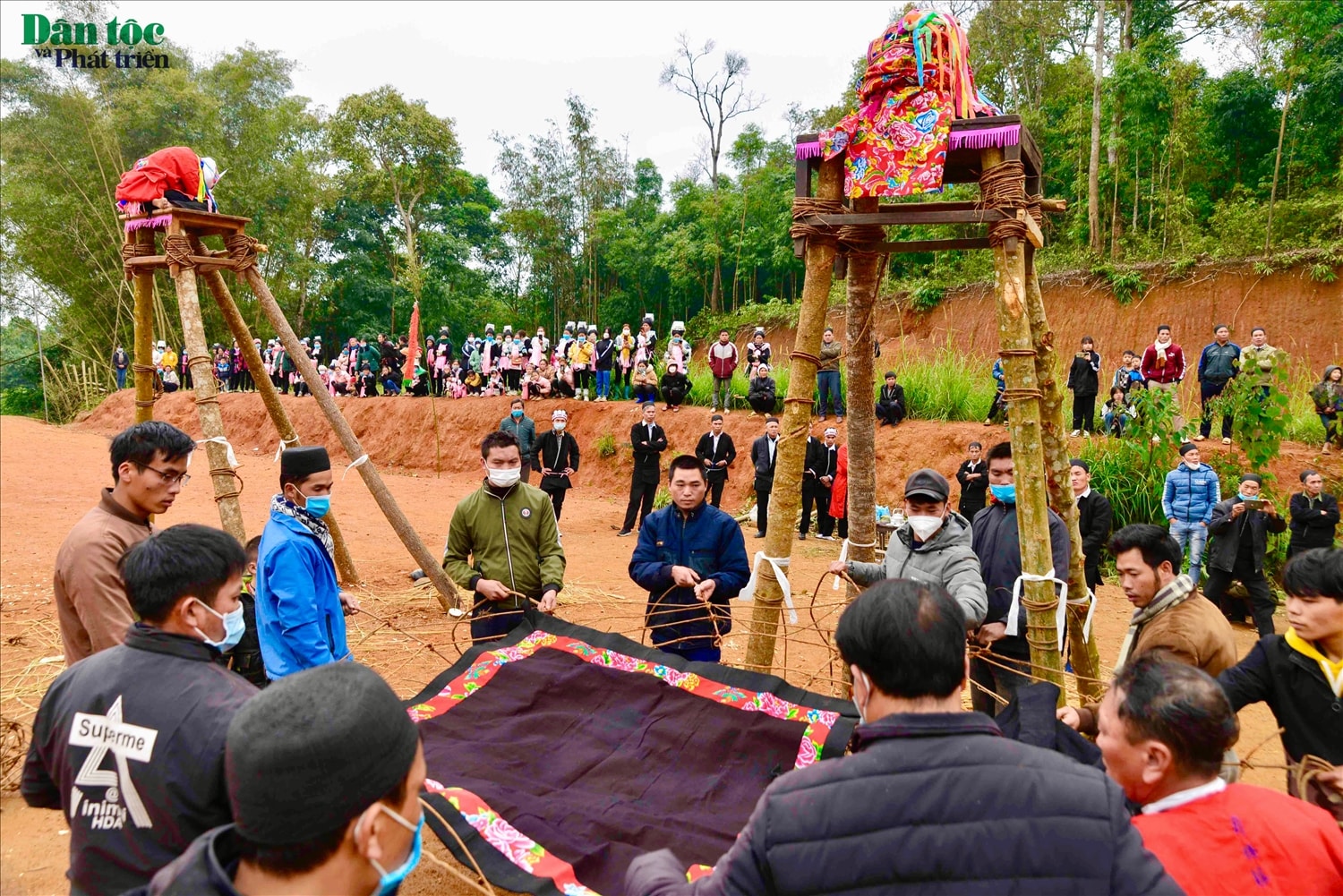 Nghi thức quan trọng nhất trong lễ Cấp sắc là rơi từ trên ngũ đài xuống, phía dưới có các thầy và cộng đồng đỡ bằng dây gai, có nghĩa là từ đây người đàn ông đã trưởng thành.