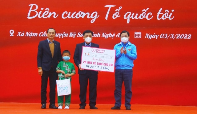 : Đại diện Trung ương Đoàn TNCS Hồ Chí Minh và đại diện Tập đoàn TH trao biển tặng 20 