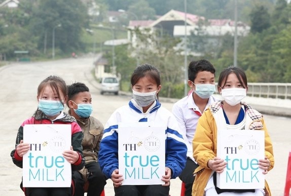 Ngoài xây tặng 30 nhà vệ sinh trường học đạt chuẩn, Chương trình còn trao hàng trăm suất quà, học bổng và khánh thành nhiều công trình trường học, ngôi nhà hạnh phúc, xây cầu…