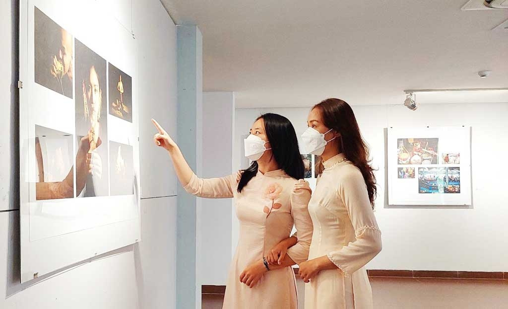 Triển lãm thu hút nhiều bạn trẻ đến tham quan