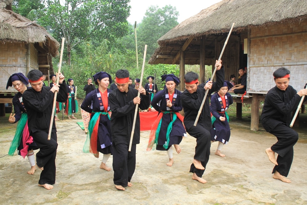 Bức tranh văn hóa dân tộc Sán Chay hiện diện sinh động qua những vũ điệu mang triết lý, tín ngưỡng, ẩn chứa màu sắc tâm linh. Bức tranh văn hóa dân tộc Sán Chay hiện diện sinh động qua những vũ điệu mang triết lý, tín ngưỡng, ẩn chứa màu sắc tâm linh.
