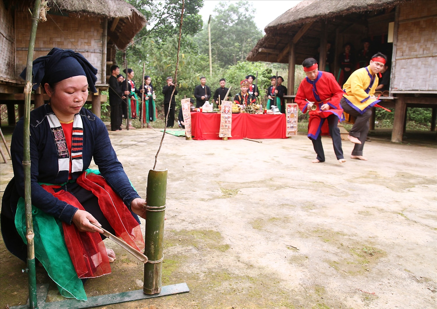 Các nhạc cụ dân dã như trống, kèn và gõ những ống nứa to nhỏ, dài ngắn khác nhau tạo ra những âm thanh lúc khoan lúc nhặt giữ nhịp cho điệu nhảy Các nhạc cụ dân dã như trống, kèn và gõ những ống nứa to nhỏ, dài ngắn khác nhau tạo ra những âm thanh lúc khoan lúc nhặt giữ nhịp cho điệu nhảy