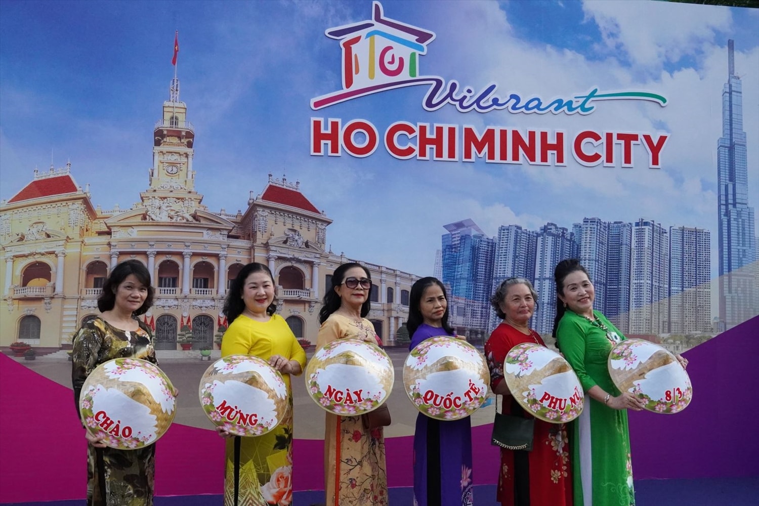 Nhiều chị em phụ nữ còn chuẩn bị những chiếc nón lá in dòng chữ 