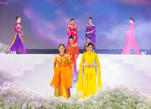 Với tông chủ đạo như vàng, xanh lam, cam, bộ sưu tập Áo dài 