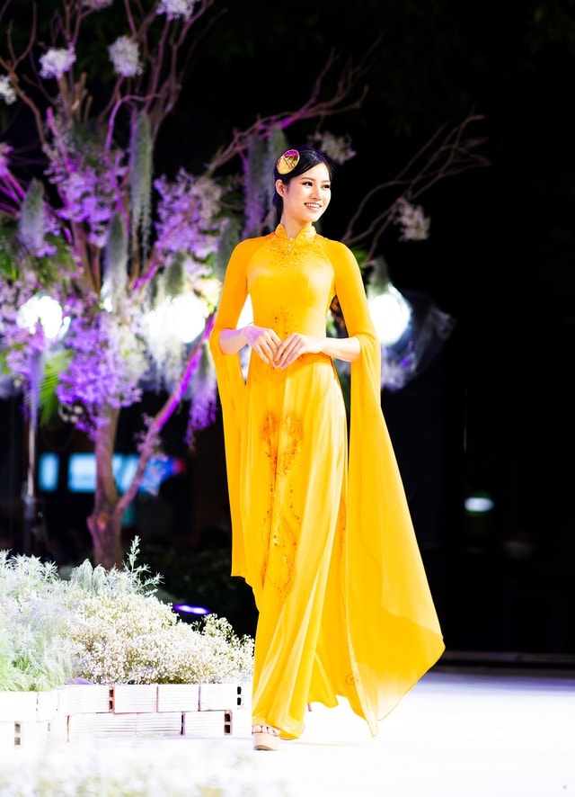 Những tác phẩm áo dài được thực hiện bởi hàng trăm người thợ thủ công từ các làng nghề truyền thống từ các làng nghề thủ công nổi tiếng như: Thường Tín, Chương Mỹ, Mỹ Đức... của Hà Nội.
