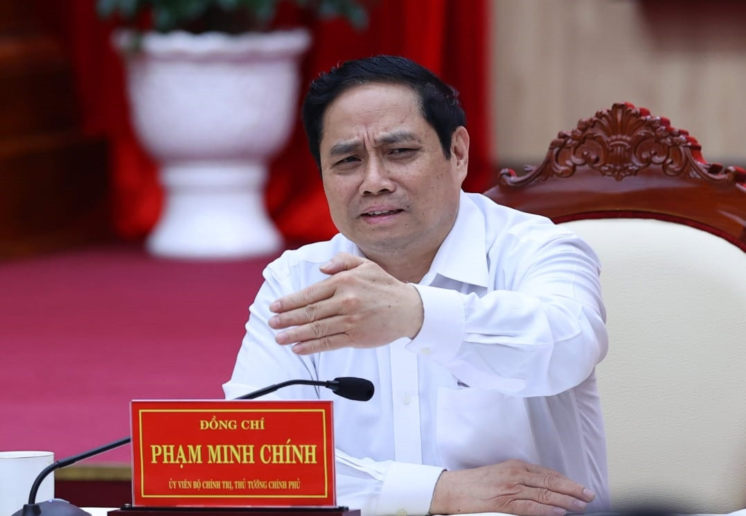 Thủ tướng một lần nữa lưu ý các bộ, ngành, cơ quan Trung ương phải thiết kế cơ chế, chính sách theo hướng đẩy mạnh phân cấp, phân quyền, tin tưởng giao nhiệm vụ cho địa phương và cấp dưới, 