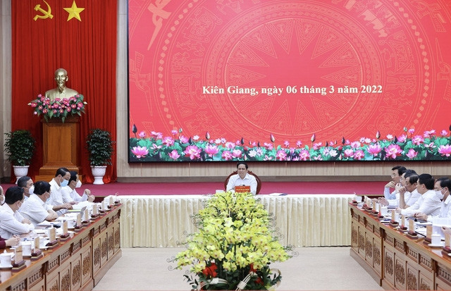Thủ tướng yêu cầu tỉnh Kiên Giang phải xác định tinh thần tự lực, tự cường, không trông chờ, ỷ lại, đi lên từ bàn tay, khối óc, khung trời, cửa biển của mình; giữ vững và phát huy đoàn kết thống nhất để chuyển hóa đoàn kết, thống nhất thành nguồn lực phát triển. ẢNh: VGP