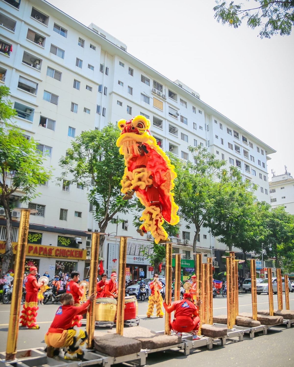 Một bài múa lân trên Mai hoa thung trên đường phố vô cùng dũng mãnh, thu hút đông đảo người xem Một bài múa lân trên Mai hoa thung trên đường phố vô cùng dũng mãnh, thu hút đông đảo người xem