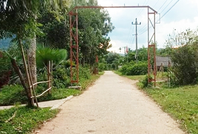 Đường ở bản Hà đã được bê tông hóa, nhiều tuyến còn có cả hệ thống chiếu sáng Đường ở bản Hà đã được bê tông hóa, nhiều tuyến còn có cả hệ thống chiếu sáng