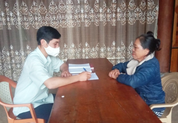Trưởng bản Hồ Minh Tâm đang phổ biến kế hoạch chăm bón lúa vụ Xuân cho người dân Trưởng bản Hồ Minh Tâm đang phổ biến kế hoạch chăm bón lúa vụ Xuân cho người dân
