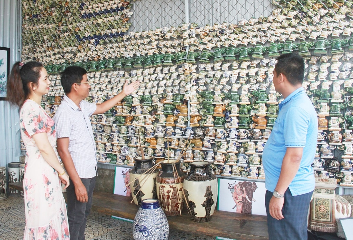 Bức tường bằng hàng nghìn tượng voi Bức tường bằng hàng nghìn tượng voi