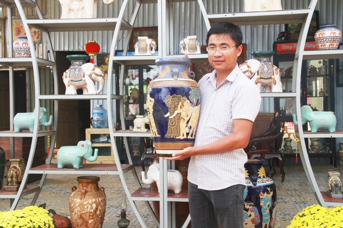 Chiếc chóe có hình tường người đàn ông Ê Đê vuốt tai voi Chiếc chóe có hình tường người đàn ông Ê Đê vuốt tai voi