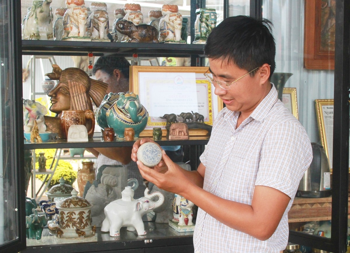 Hộp phấn có hình ảnh hai người đang săn bắt voi rừng từ thuở hoang sơ Hộp phấn có hình ảnh hai người đang săn bắt voi rừng từ thuở hoang sơ