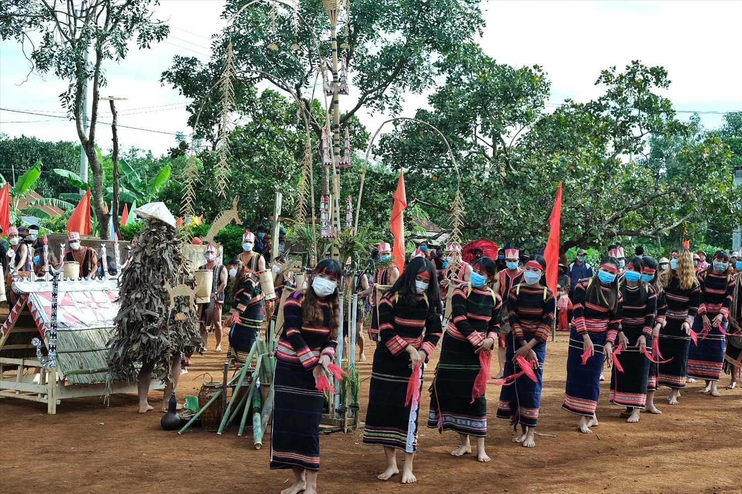 Các nghệ nhân biểu diễn cồng chiêng, múa xoang trong lễ mừng lúa mới. Ảnh: Hoàng Ngọc Các nghệ nhân biểu diễn cồng chiêng, múa xoang trong lễ mừng lúa mới. Ảnh: Hoàng Ngọc