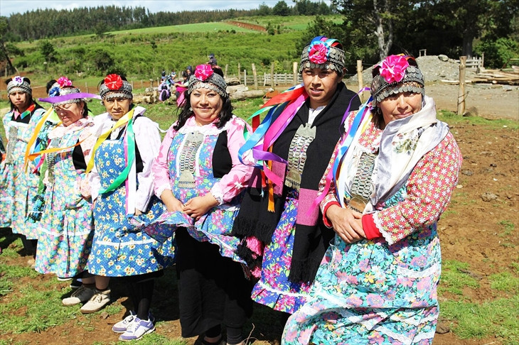 Phụ nữ Mapuche trong trang phục truyền thống. Ảnh: COPE.ES Phụ nữ Mapuche trong trang phục truyền thống. Ảnh: COPE.ES