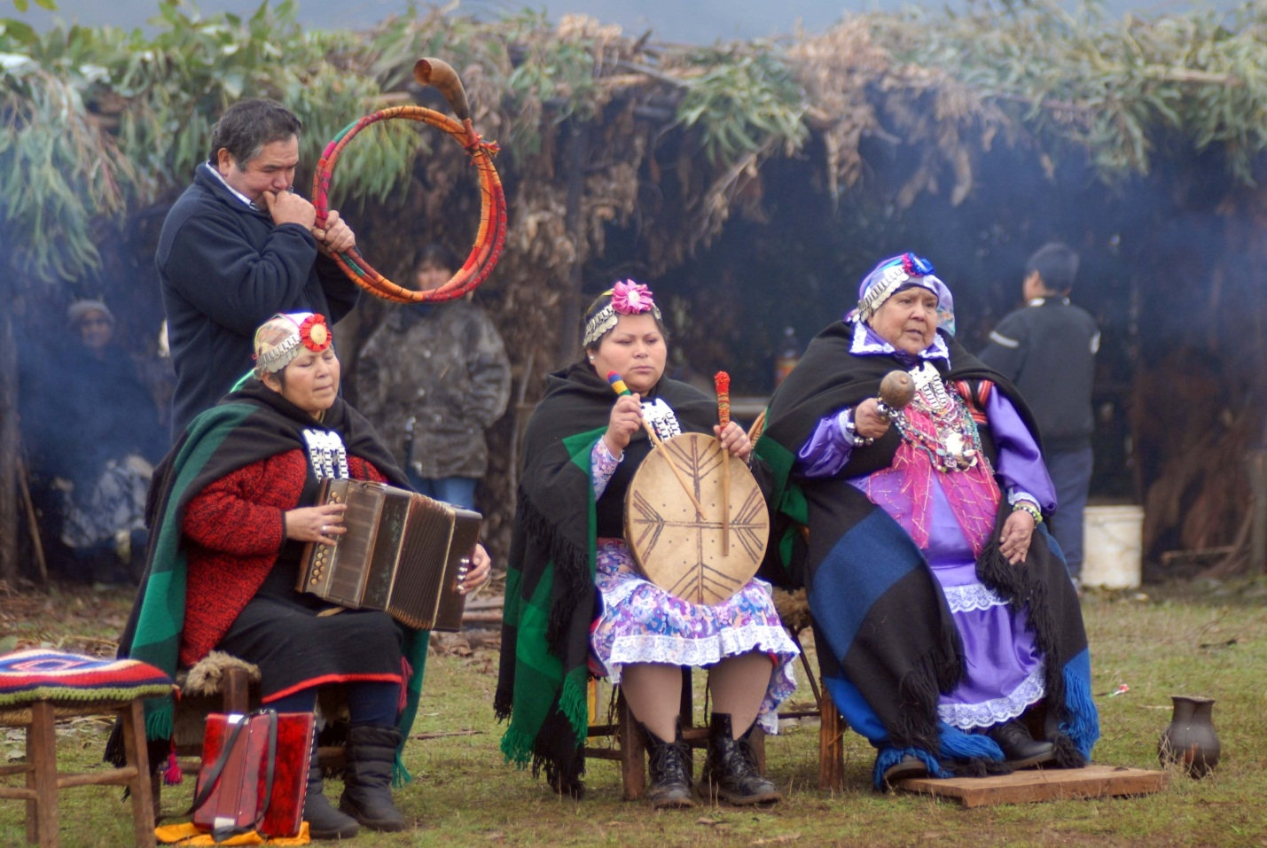 Người Mapuche chơi nhạc cụ đón mừng năm mới Người Mapuche chơi nhạc cụ đón mừng năm mới