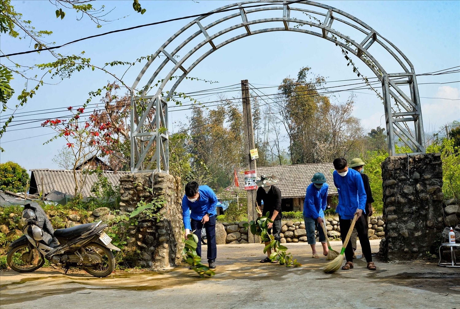 Trước khi tổ chức lễ Tú Tỉ, những thanh  trai bản trẻ khỏe phải  thực hiện vệ sinh, trang trí khu vực  hành lễ. 