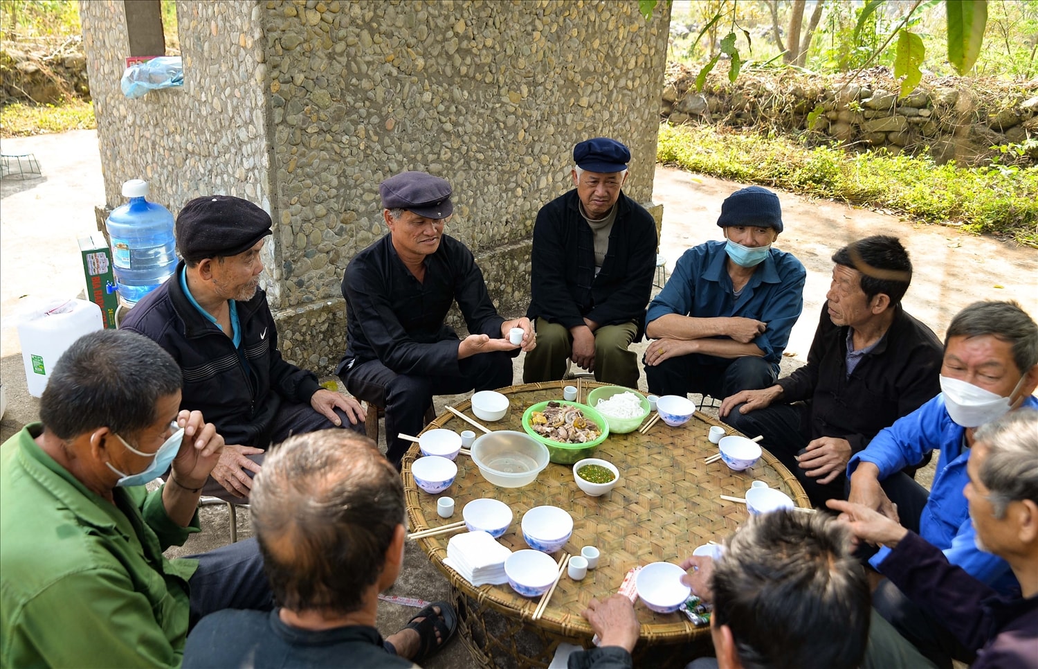 Chỉ khi thầy cúng uống chén rượu xin phép  thần rừng, thì mọi người mới được dự cỗ. 