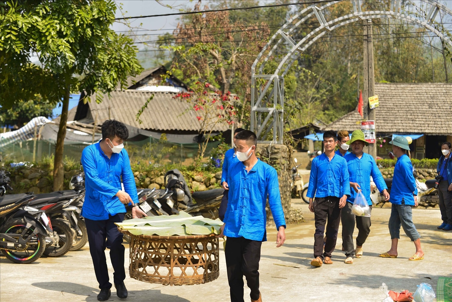 Chỉ có những người đàn ông khỏe mạnh, sạch sẽ, mới được tham dự lễ.
