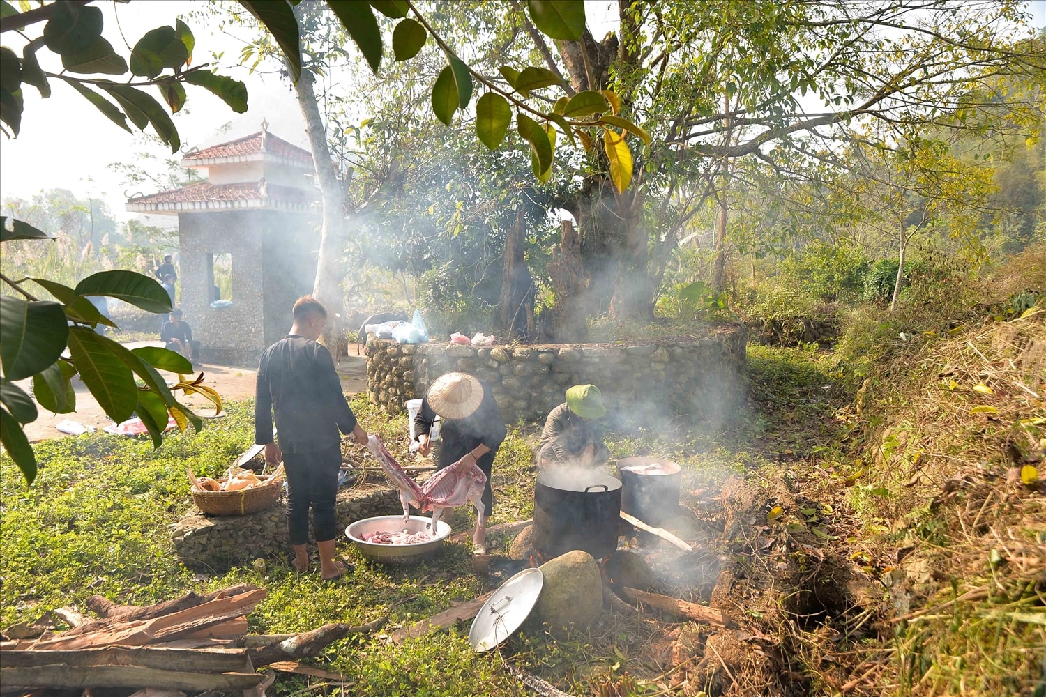 Mọi công việc  nấu nướng, làm cỗ dâng cúng thần đất phải thực hiện tại nơi đất thiêng của bản. 