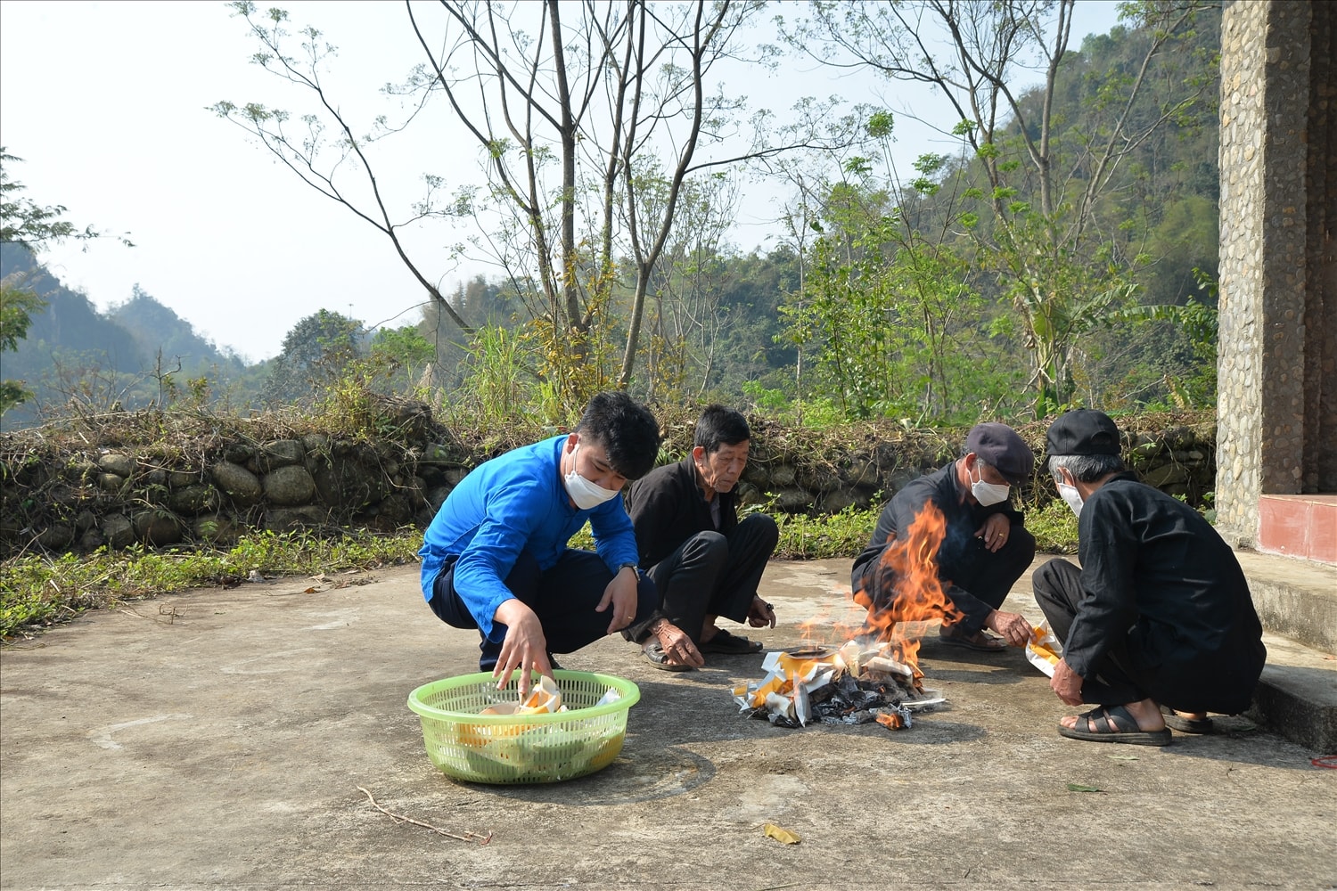 Khi cúng thần thổ công xong, các thầy cúng và trai bản hóa vàng, sớ với ước nguyện mong cầu một năm mới nhiều thắng lợi. 