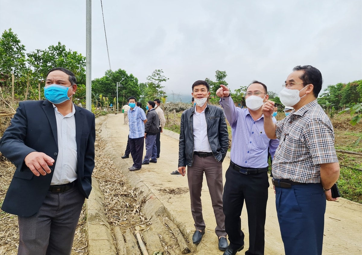 Phó Chủ tịch UBND tỉnh Trần Anh Tuấn cùng lãnh đạo huyện Phước Sơn khảo sát địa điểm xây dựng khu tái định cư tại xã Phước Năng Phó Chủ tịch UBND tỉnh Trần Anh Tuấn cùng lãnh đạo huyện Phước Sơn khảo sát địa điểm xây dựng khu tái định cư tại xã Phước Năng