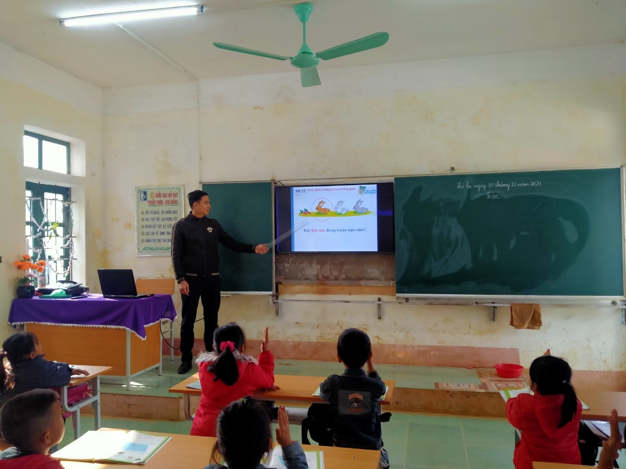 Có điện, phòng học được trang bị thiết bị, máy chiếu, quạt trần... Nhờ đó, chất lượng dạy và học của nhà trường được nâng lên