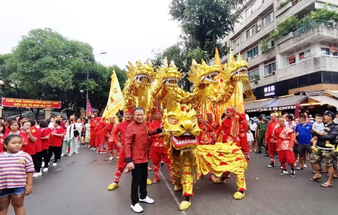 Võ sư Lưu Kiếm Xương bên đoàn lân Nhơn Nghĩa Đường