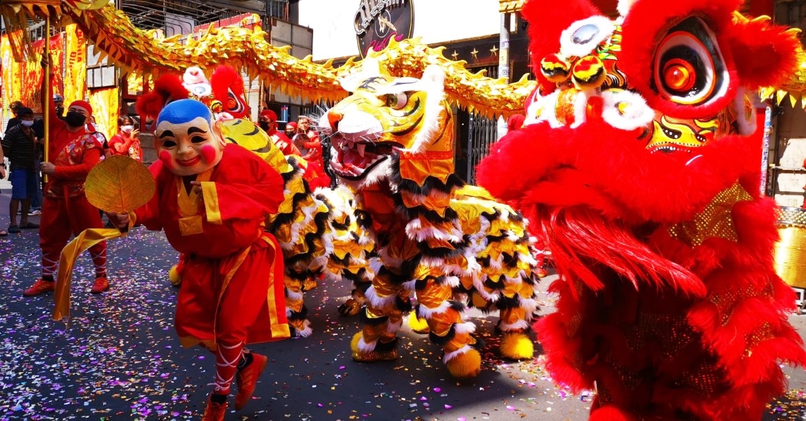 Hình ảnh ông Địa biểu diễn trước đoàn lân thuộc thế hệ thứ 4 của Nhơn Nghĩa Đường