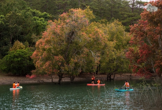 Chèo sub trong rừng. Ảnh: Lạc Tour