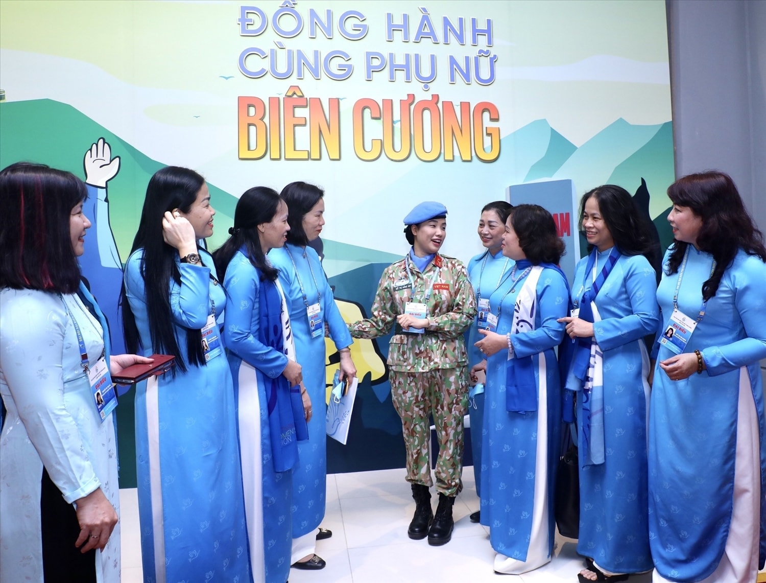 Các đaị biểu phụ nữ trao đổi tại buổi triển lãm Các đaị biểu phụ nữ trao đổi tại buổi triển lãm