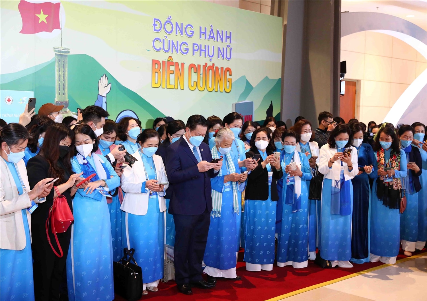 Các Đại biểu nhắn tin ủng hộ chương trình “Đồng hành cùng phụ nữ biên cương” Các Đại biểu nhắn tin ủng hộ chương trình “Đồng hành cùng phụ nữ biên cương”