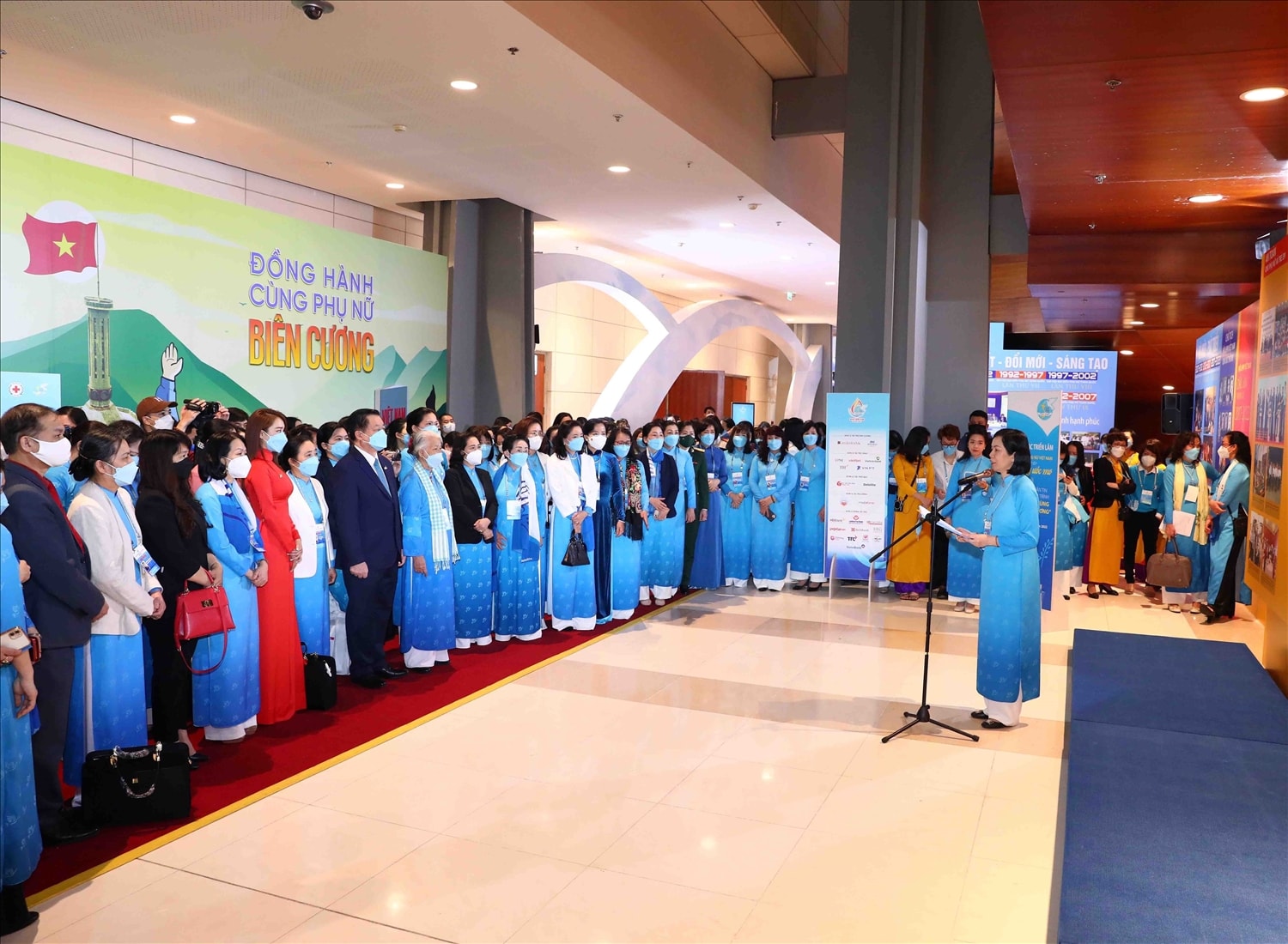 Phó Chủ tịch Hội Liên hiệp Phụ nữ Việt Nam Nguyễn Thị Minh Hương phát biểu khai mạc triển lãm Phó Chủ tịch Hội Liên hiệp Phụ nữ Việt Nam Nguyễn Thị Minh Hương phát biểu khai mạc triển lãm