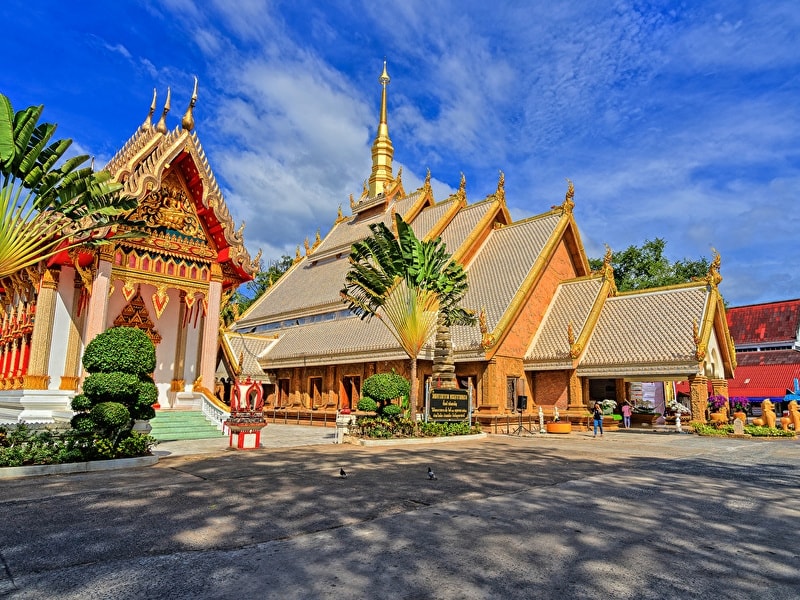 Một ngôi chùa trong vô số các chùa ở tỉnh Ubon Ratchathani