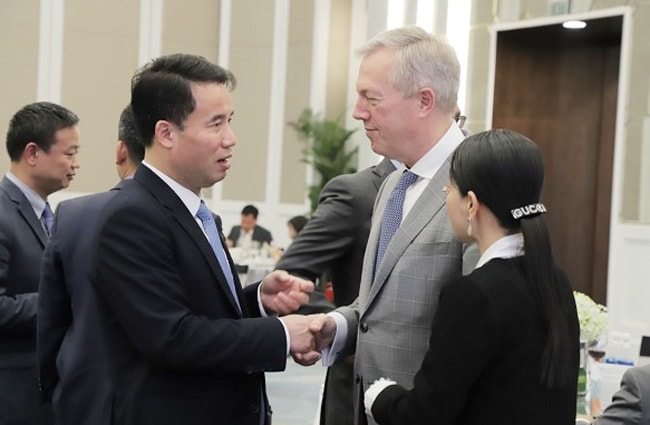 Tổng Giám đốc BHXH Việt Nam Nguyễn Thế Mạnh và Chủ tịch kiêm Tổng Giám đốc USABC trao đổi hợp tác tại buổi Lễ