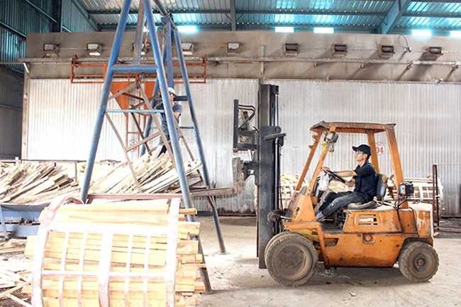 Công nhân lao động trong giờ sản xuất 