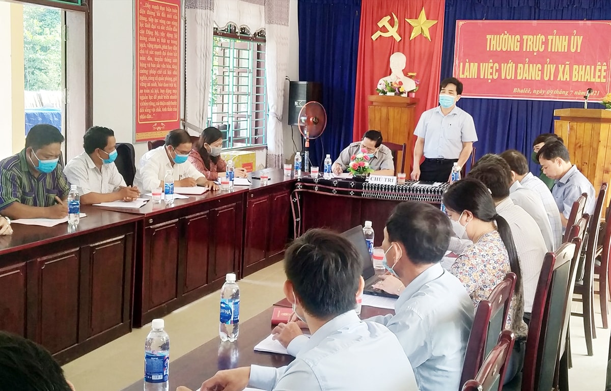 Đoàn công tác của Thường trực Tỉnh ủy do Phó Bí thư Thường trực Tỉnh ủy Lê Văn Dũng làm trưởng đoàn làm việc với Ban Chấp hành Đảng bộ xã Bhalêê (Tây Giang) về công tác tổ chức xây dựng Đảng, xây dựng đội ngũ cán bộ người DTTS vào tháng 7/2021 Đoàn công tác của Thường trực Tỉnh ủy do Phó Bí thư Thường trực Tỉnh ủy Lê Văn Dũng làm trưởng đoàn làm việc với Ban Chấp hành Đảng bộ xã Bhalêê (Tây Giang) về công tác tổ chức xây dựng Đảng, xây dựng đội ngũ cán bộ người DTTS vào tháng 7/2021
