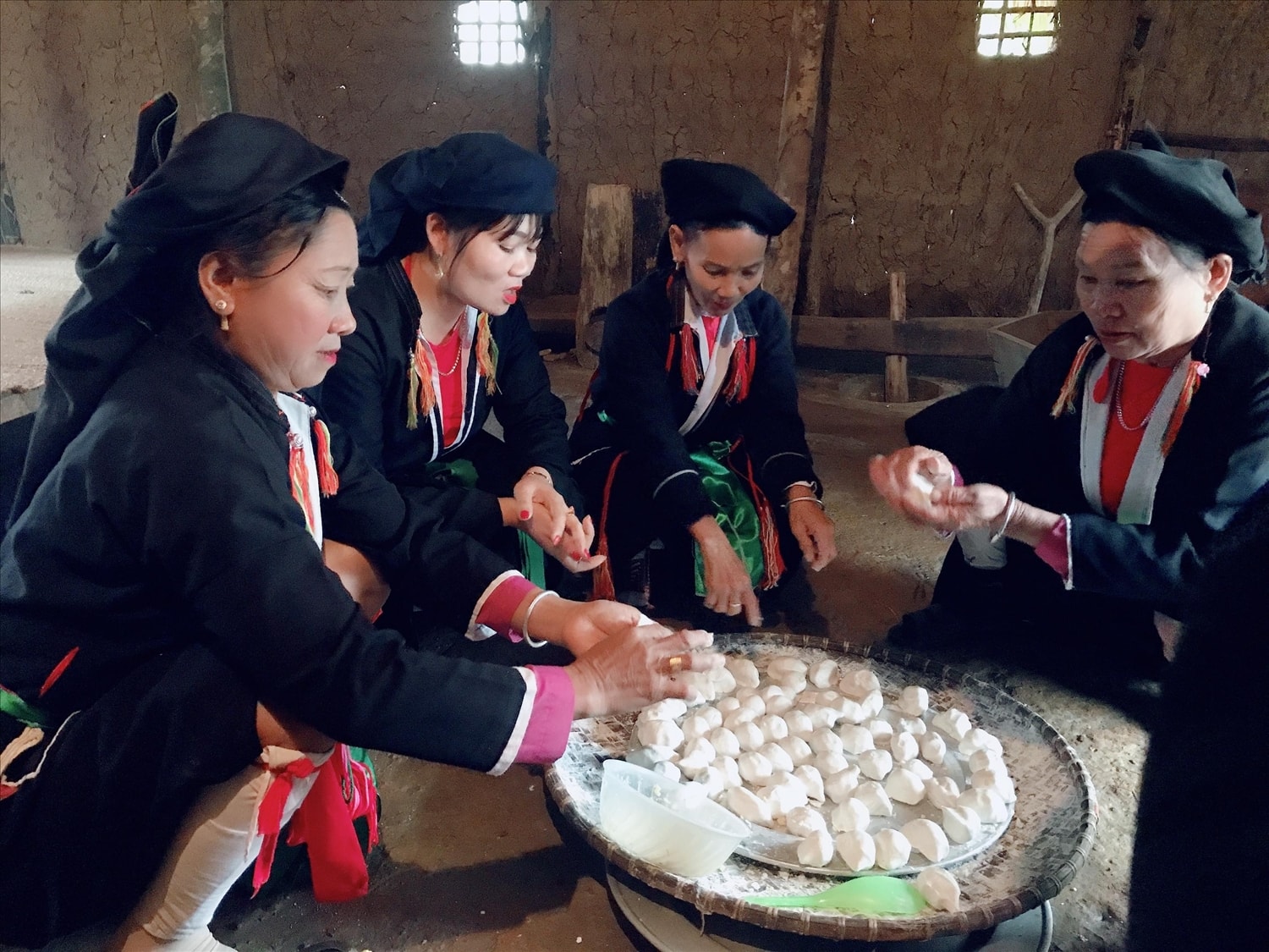 Công đoạn nặn bánh bạc đầu