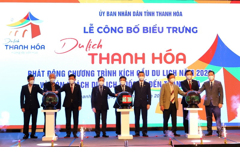 Lãnh đạo Bộ VHTT&DL, Tổng cục Du lịch Việt Nam, Hiệp hội Du lịch Việt Nam và tỉnh Thanh Hóa thực hiện nghi thức nhấn nút phát động Chương trình kích cầu và mở cửa đón khách du lịch quốc tế đến Thanh Hóa