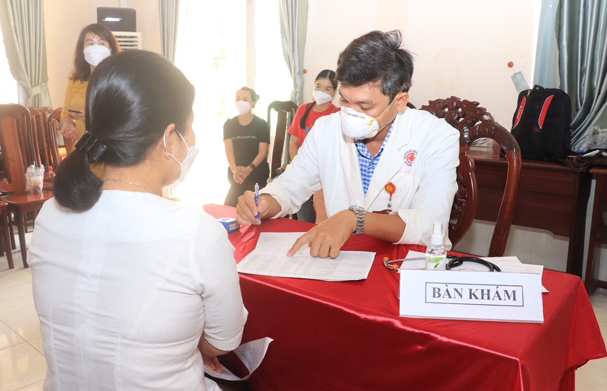 Mỗi trường hợp được bác sĩ khám, tư vấn, phát thuốc điều trị miễn phí