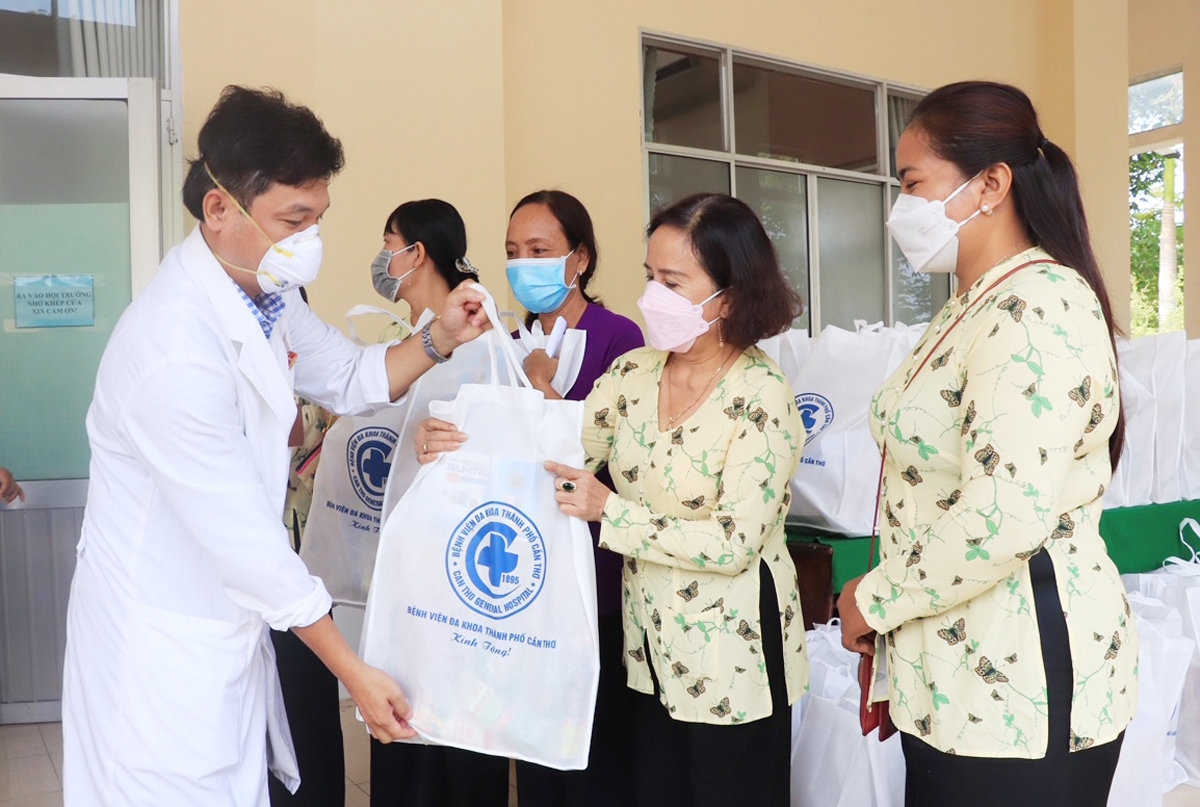 BVĐK TP. Cần Thơ còn trao tặng 200 phần quà là nhu yếu phẩm (tổng trị giá 50 triệu đồng) cho chị em đến khám bệnh