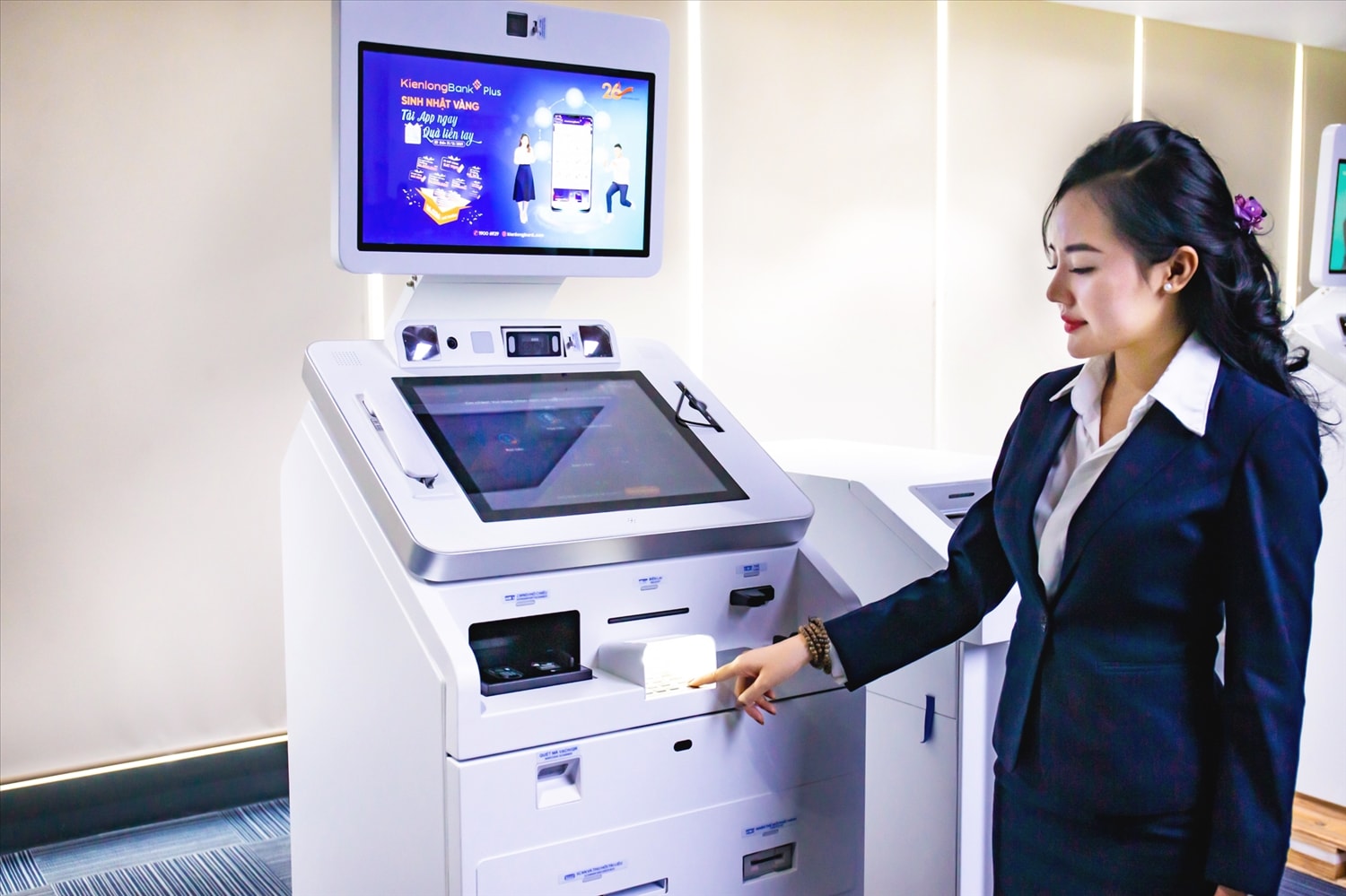 Máy giao dịch tự động thế hệ mới STM với nhiều chức năng hiện đại, có thể thay thế cho quầy giao dịch truyền thống