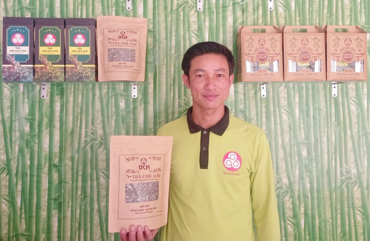 Anh Hà Văn Hưng với sản phẩm chè dây OCH. (Ảnh: M.L)