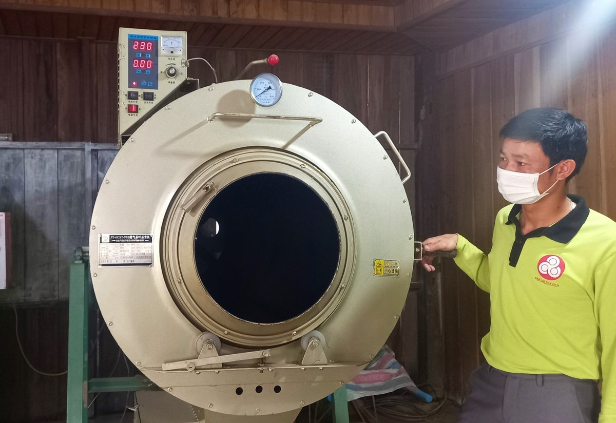  Anh Hưng đầu tư máy móc để sản xuất các sản phẩm từ cây chè dây. (Ảnh: M.L)