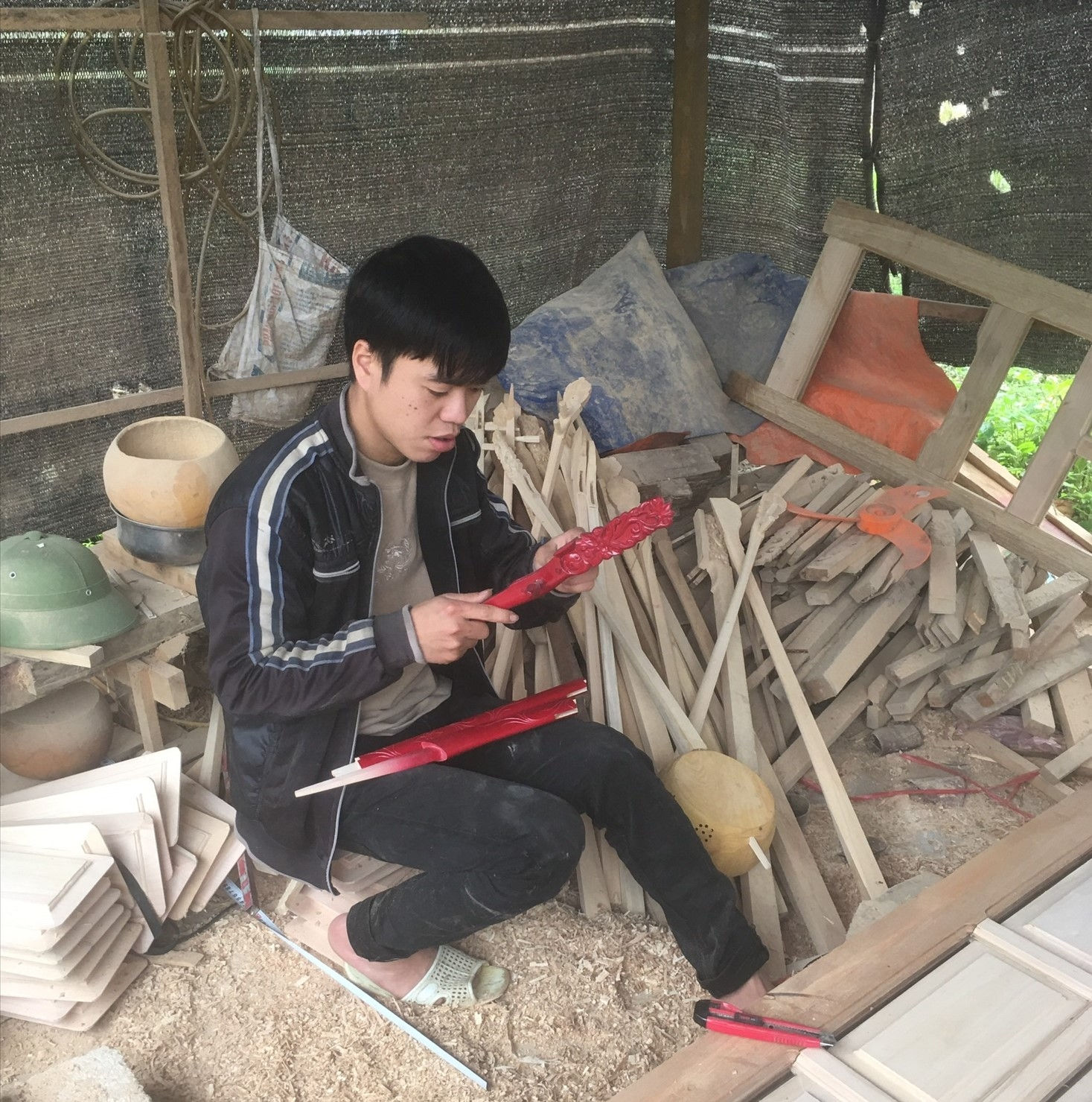 Dương Doãn Quảng đang chế tác đàn tính Dương Doãn Quảng đang chế tác đàn tính