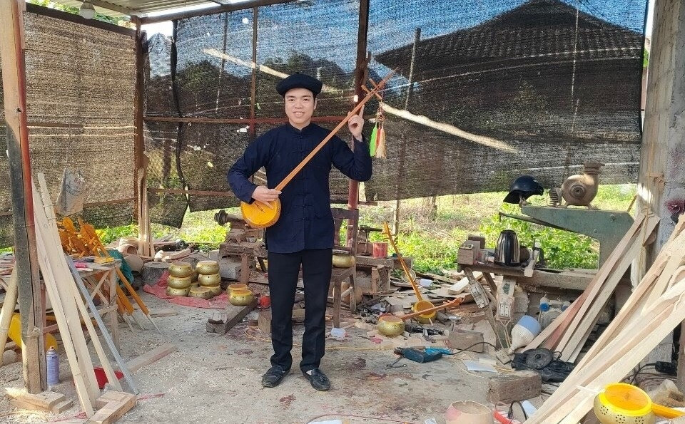 Dương Doãn Quảng trong xưởng sản xuất đàn tính của mình Dương Doãn Quảng trong xưởng sản xuất đàn tính của mình